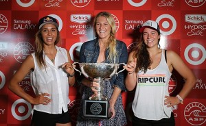 World title contenders Sally Fitzgibbons, Stephanie Gilmore and Tyler Wright arrive in Honolua Bay ahead of the Target Maui Pro. Photo by ASP / Laurent Masurel.