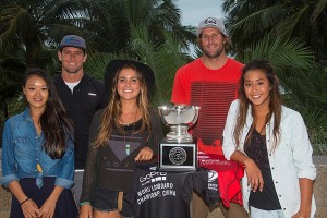 Darci Liu (CHN), Harley Ingleby (AUS), Chloe Calmon (BRA), Taylor Jensen (USA) and Kelia Moniz with the ASP World Longboard Championship cup. Photo by ASP.